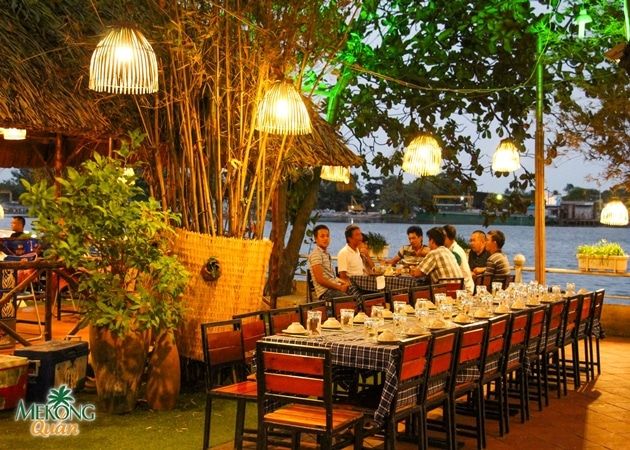 Nhà hàng Mekong Quán nằm sát bên dòng sông, với không gian rộng lớn và thoáng đãng, mang đến sự bình yên cho những ai ghé thăm.