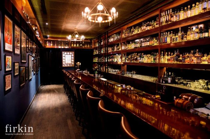 Cầu thang dẫn vào không gian speakeasy độc đáo tại Firkin Bar