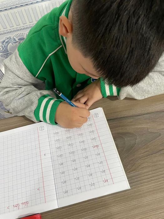 Góc nhìn chân thực về Luyện Chữ Ngọc Ly - Ảnh 1: Khoảnh khắc cô trò cùng nhau uốn nắn từng nét chữ