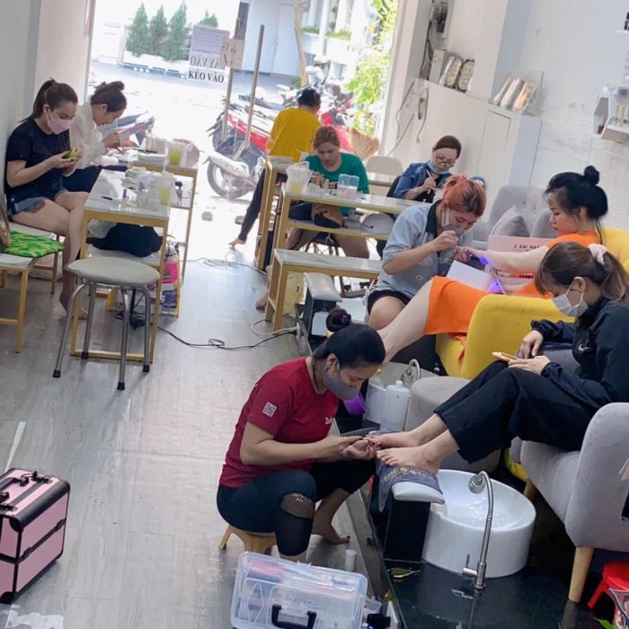 Học viên thực hành kỹ thuật nail chuyên nghiệp tại Trang Beauty Salon