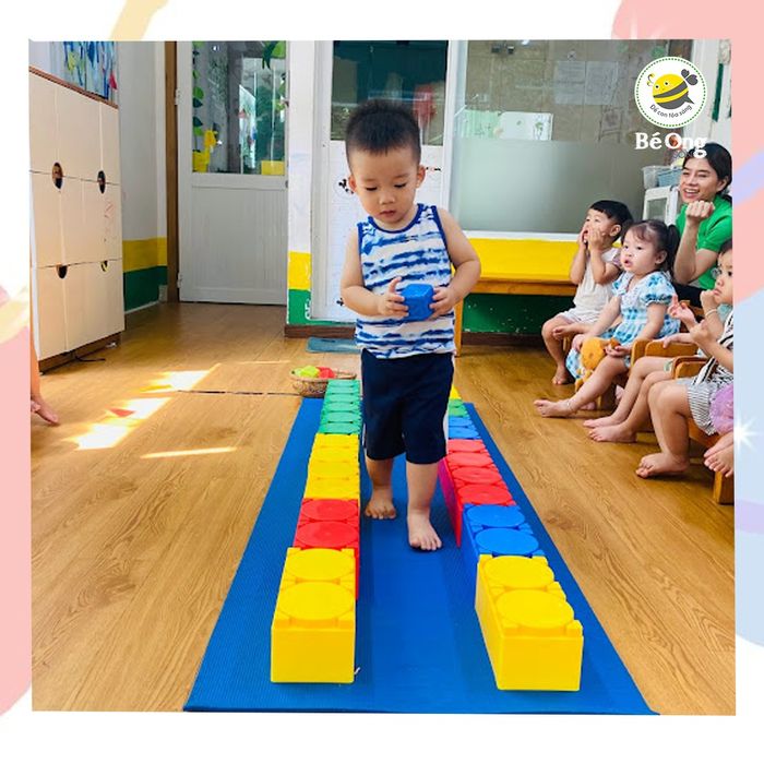 Giờ học nghệ thuật sáng tạo tại Mầm non Bé Ong