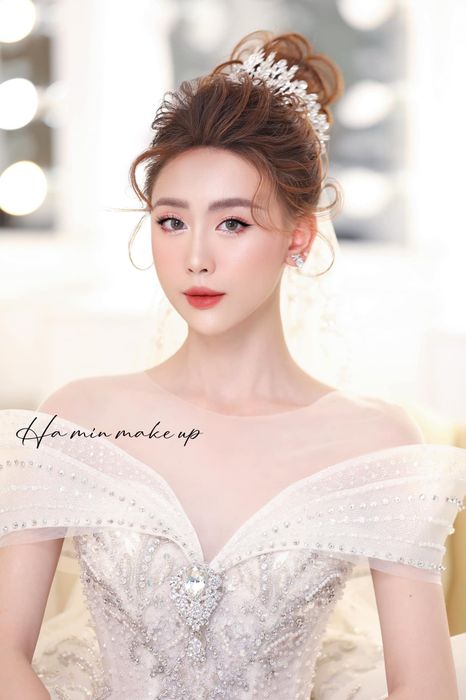 Học viên thực hành kỹ thuật trang điểm chuyên nghiệp