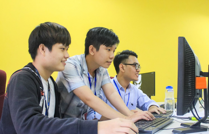 Hình ảnh khuôn viên hiện đại tại Cao đẳng Bách khoa