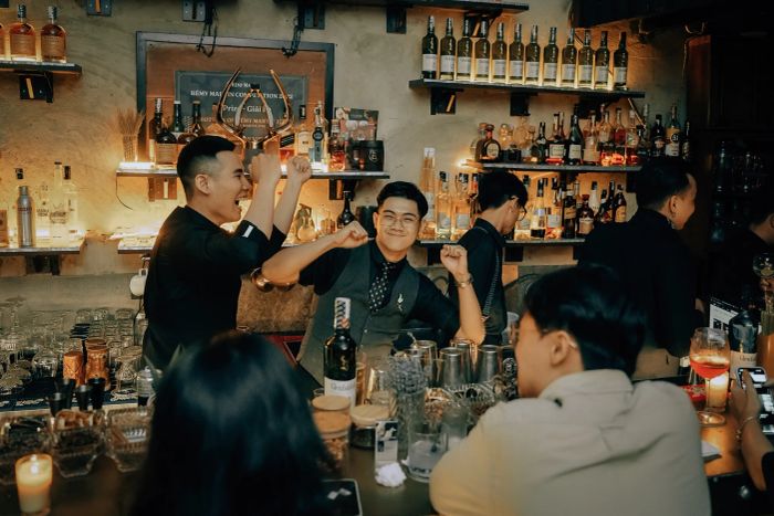Không gian ấm cúng với quầy bar ấn tượng tại The Iron Bank