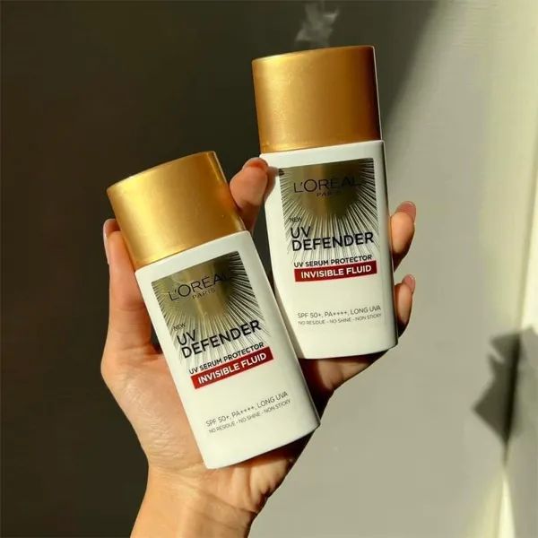 Hình ảnh minh họa L'Oreal UV Defender Serum - thiết kế bao bì sang trọng, tuýp 50ml tiện dụng, sản phẩm lý tưởng cho những ai yêu thích sự mỏng nhẹ.