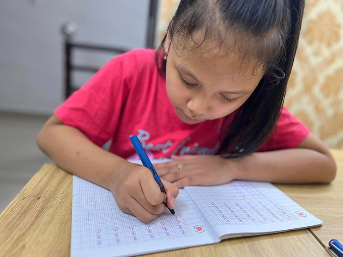 Khám phá không gian luyện chữ đẹp Huỳnh Nhi qua góc nhìn chân thực - Ảnh 1: Nét bút đầu tiên tỉ mỉ