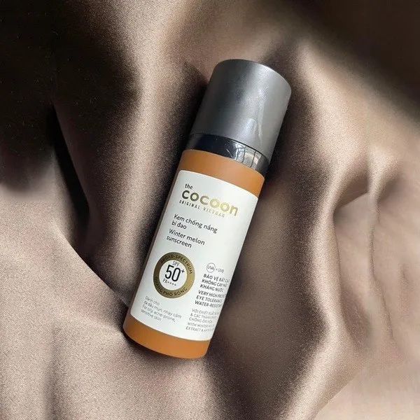 Hình ảnh thực tế kem chống nắng Cocoon Bí Đao - thiết kế bao bì tinh tế với tone xanh dịu mắt, tuýp 50ml tiện dụng cho mọi hoạt động ngoài trời.