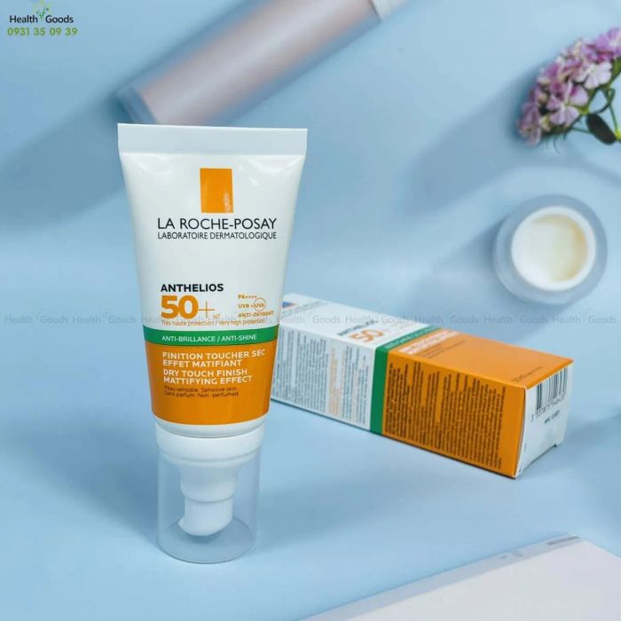 Hình ảnh minh họa kem chống nắng La Roche-Posay vạch xanh - dòng sản phẩm chống nắng cao cấp với công nghệ kiềm dầu vượt trội, thiết kế bao bì sang trọng.