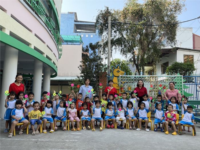 Khuôn viên xanh mát với sân chơi mái vòm hiện đại tại Trường Mầm non Thị trấn Nhà Bè