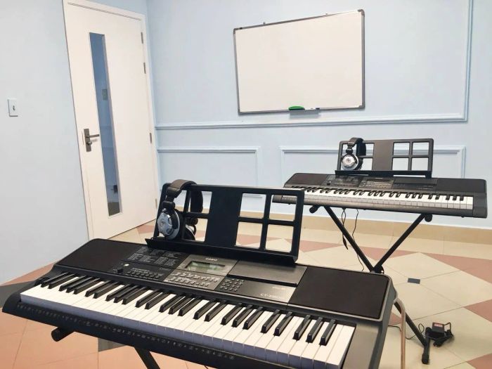Học viên biểu diễn cùng đàn organ tại Việt Thương