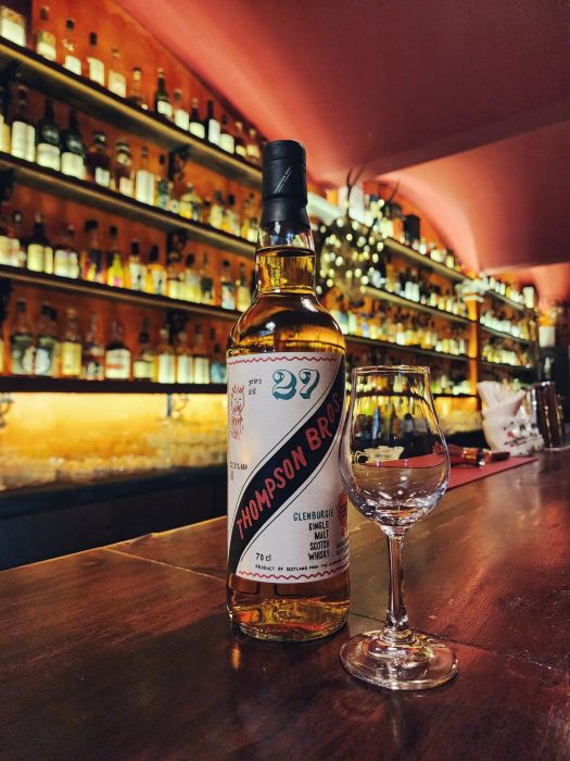Quầy bar sang trọng với những chai whisky quý hiếm tại PK Maltroom
