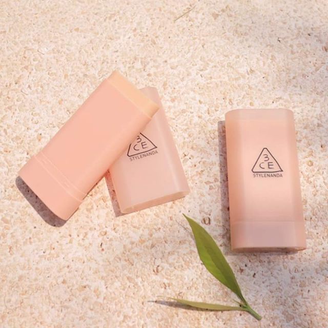Kem Chống Nắng 3CE Primer Sun Stick - Thiết kế sang trọng dạng thỏi lăn, sở hữu vẻ ngoài tinh tế với tone hồng pastel đặc trưng của nhà 3CE