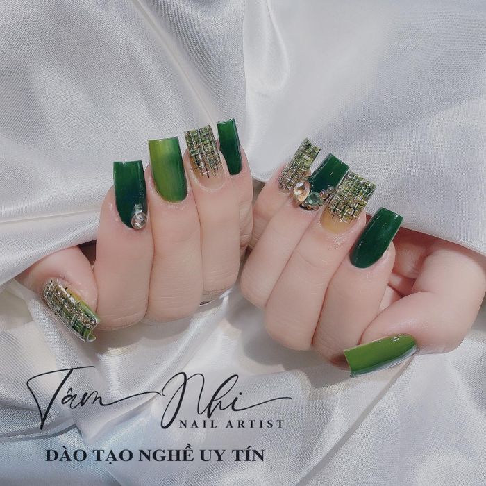 Học viên thực hành kỹ thuật nail chuyên nghiệp tại Tâm Nhi Nails