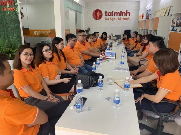 Hình ảnh: Học sinh Tài Minh nhận thư chấp thuận từ Đại học top đầu Mỹ
