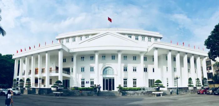 Toàn cảnh khuôn viên xanh mát của Đại học Hà Nội
