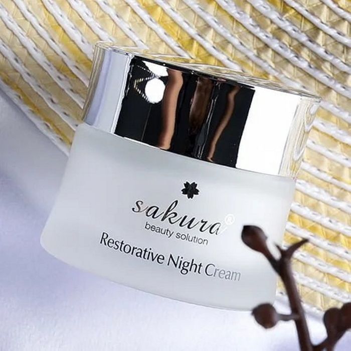 Kem Dưỡng Phục Hồi Ban Đêm Sakura - Hình ảnh 2 minh họa vẻ sang trọng của dòng sản phẩm chăm sóc da đêm cao cấp.