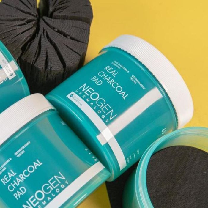Neogen Dermalogy Real Charcoal Pad - Miếng Tẩy Da Chết Than Tre Cao Cấp (Hình ảnh minh họa 1)