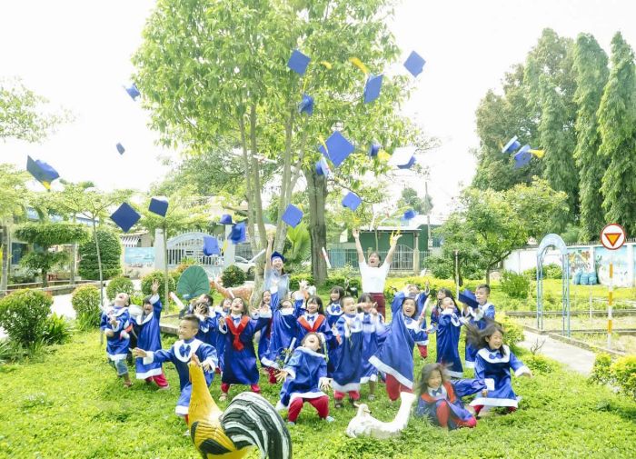 Trường Mầm non Tuổi Ngọc - Khoảnh khắc đẹp ghi lại niềm vui hồn nhiên của các bé trong môi trường giáo dục chất lượng với cơ sở vật chất hiện đại và không gian xanh mát.