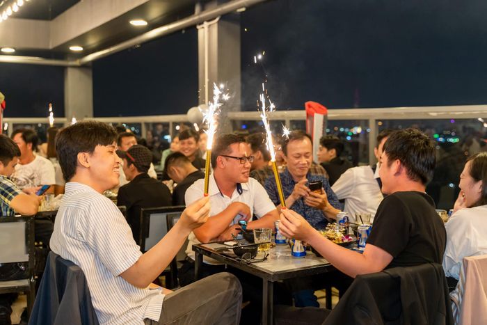 Góc nhìn toàn cảnh Đá Lửa Beer Garden về đêm