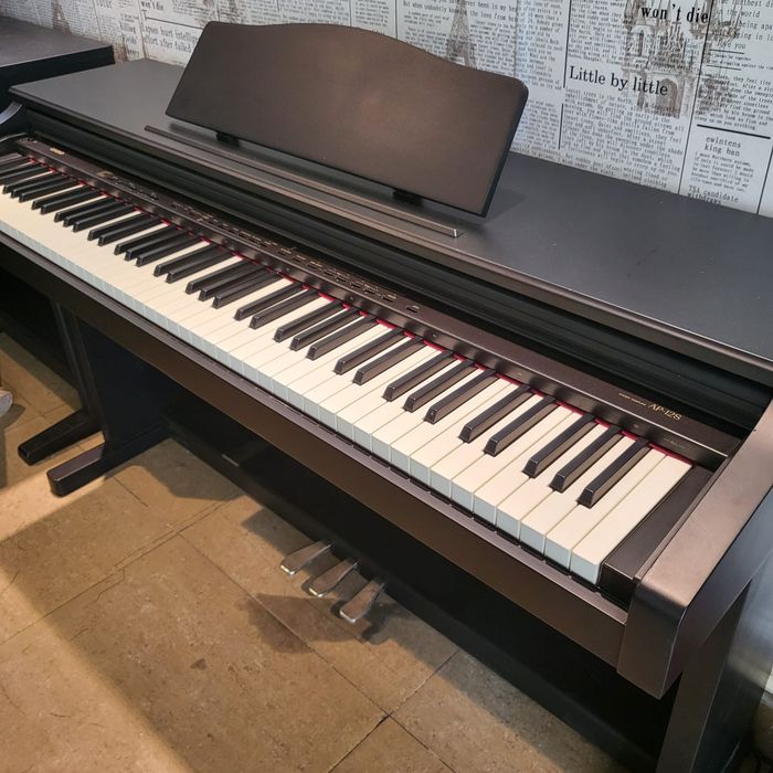 Không gian trưng bày đàn piano tại Japan Piano & Guitar