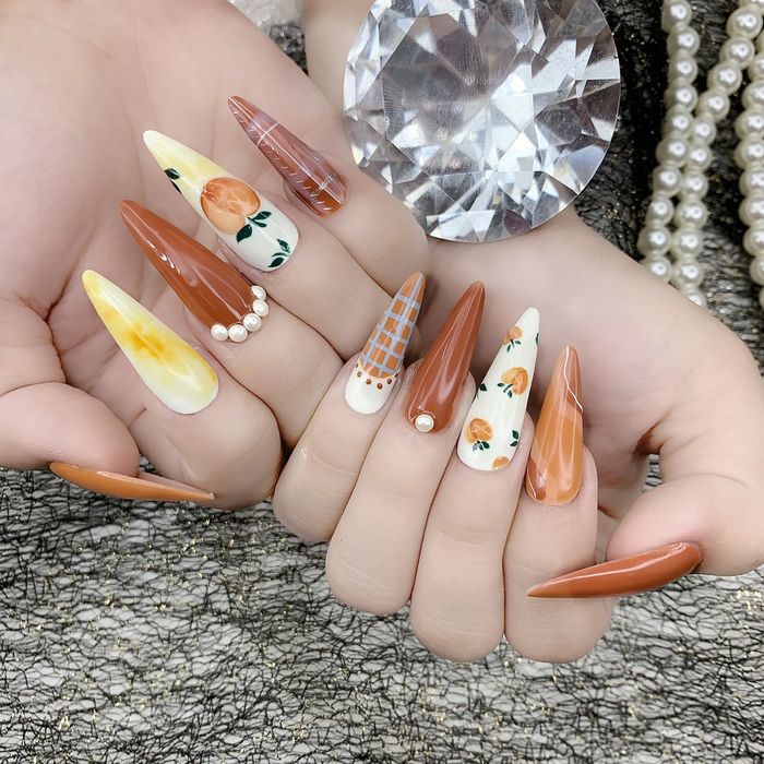 Học viên thực hành kỹ thuật nail cao cấp