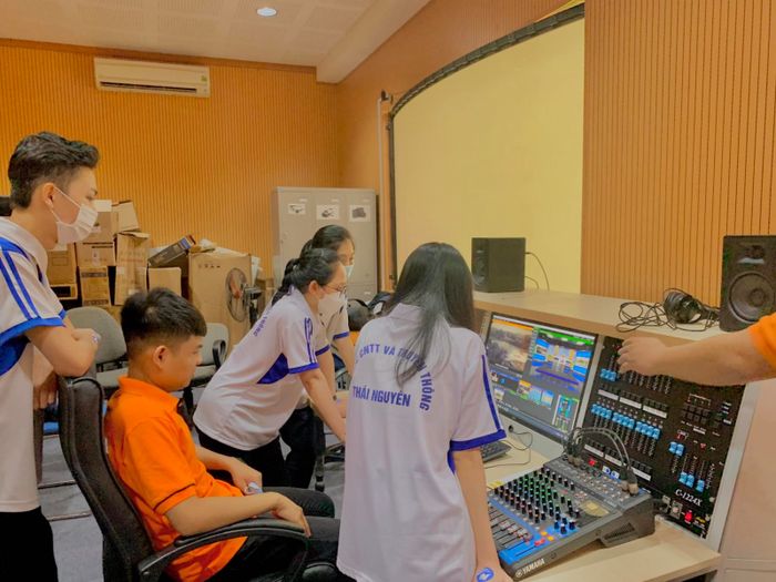 Hình ảnh phòng thực hành công nghệ cao tại trường