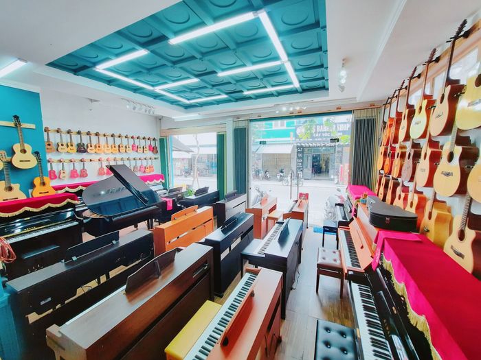Không gian trưng bày đa dạng nhạc cụ tại Sấm Piano