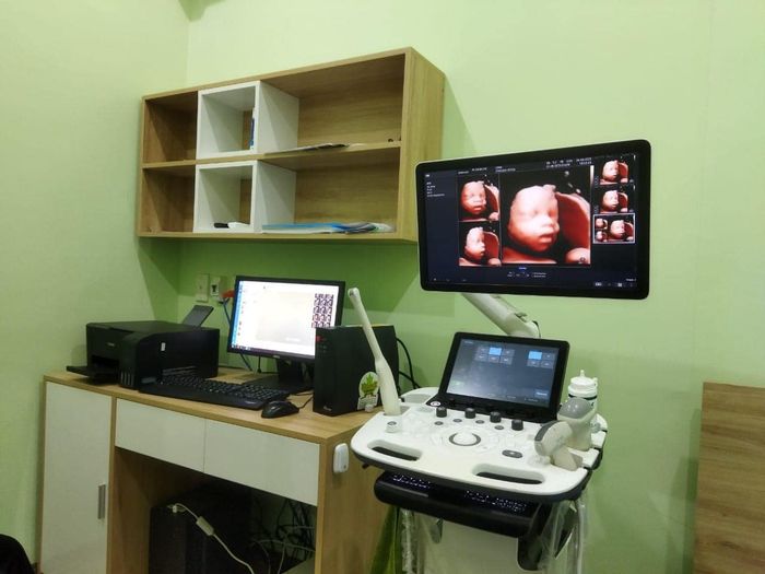 Hình ảnh đội ngũ y bác sĩ chuyên nghiệp tại Phòng khám Bác sĩ Lực