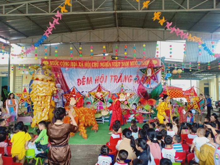Trường Mầm non Hoa Cúc - Khoảnh khắc đẹp ghi lại những hoạt động học tập sáng tạo và giây phút vui chơi hồn nhiên của các bé trong khuôn viên trường xanh mát.