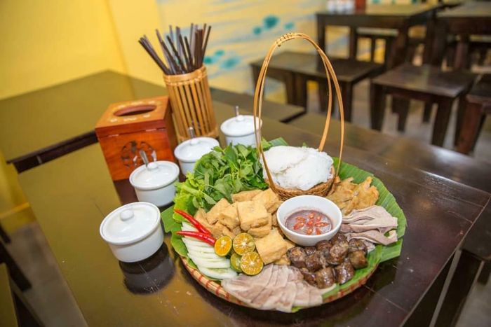 Hình ảnh mẹt bún đậu thơm ngon với đầy đủ topping tại Cucku