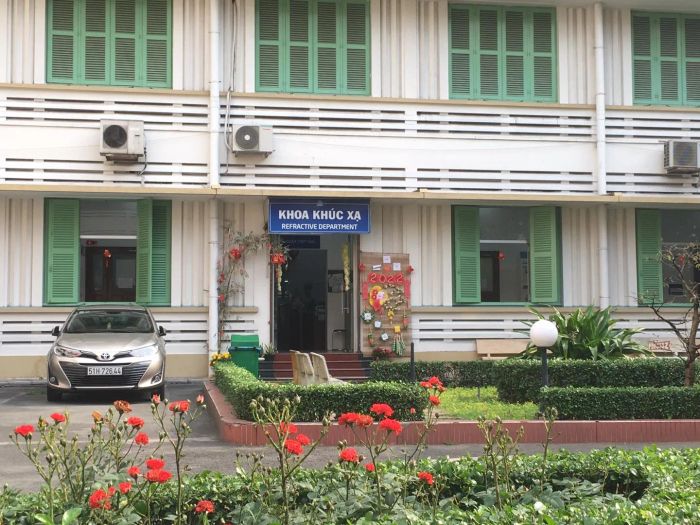 Hệ thống máy móc phẫu thuật khúc xạ tiên tiến tại Khoa Khúc Xạ
