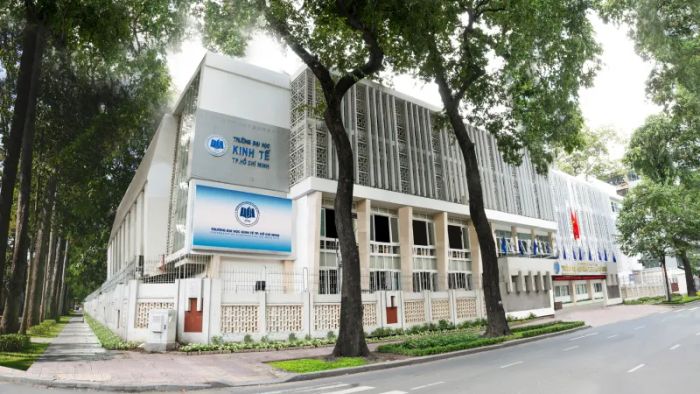 Khuôn viên xanh mát của Đại học Kinh tế TP.HCM