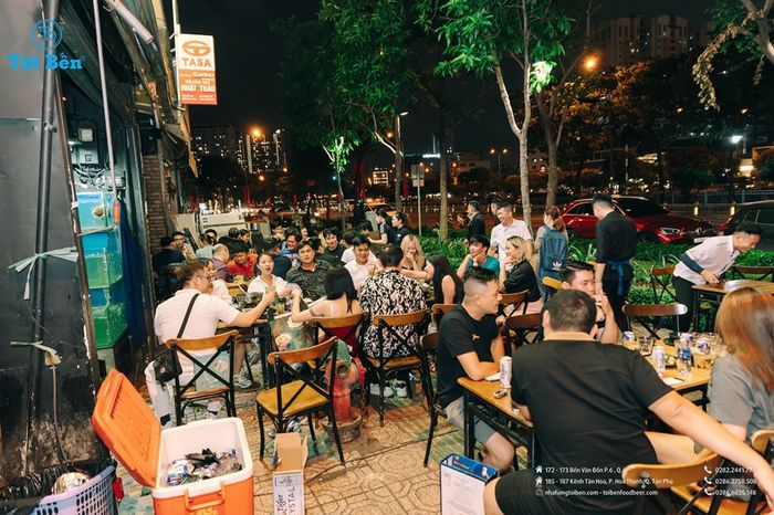 Không gian nhộn nhịp tại TỚI BẾN Food & Beer