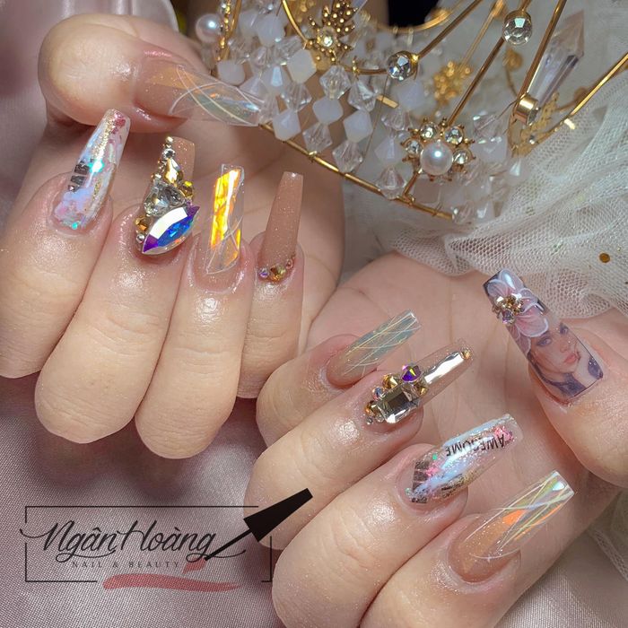Học viên thực hành kỹ thuật nail tại Ngân Hoàng Nail