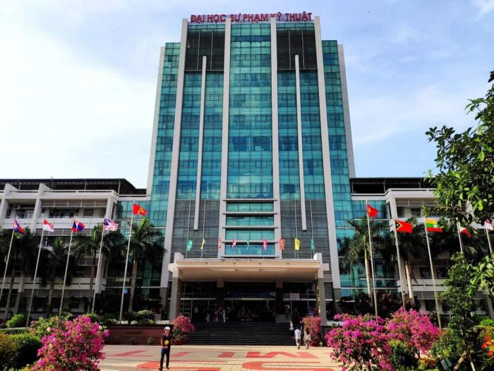Khuôn viên xanh mát Đại Học Sư Phạm Kỹ Thuật TP.HCM