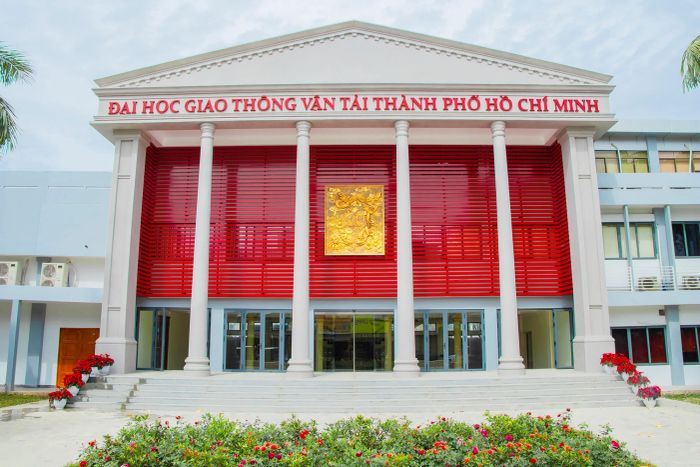Khuôn viên hiện đại Đại Học Giao Thông Vận Tải TP.HCM