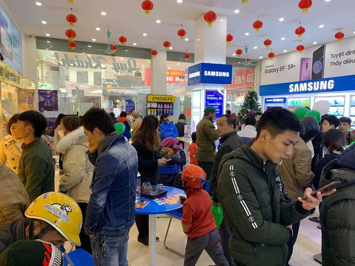 Hình ảnh quy trình ép kính chuẩn tại Sinh Lương Mobile