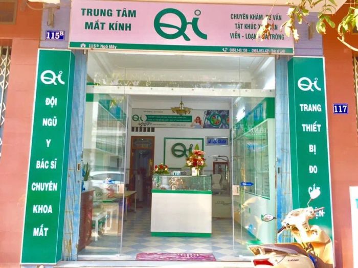 Không gian trưng bày sang trọng tại Mắt kính Qi