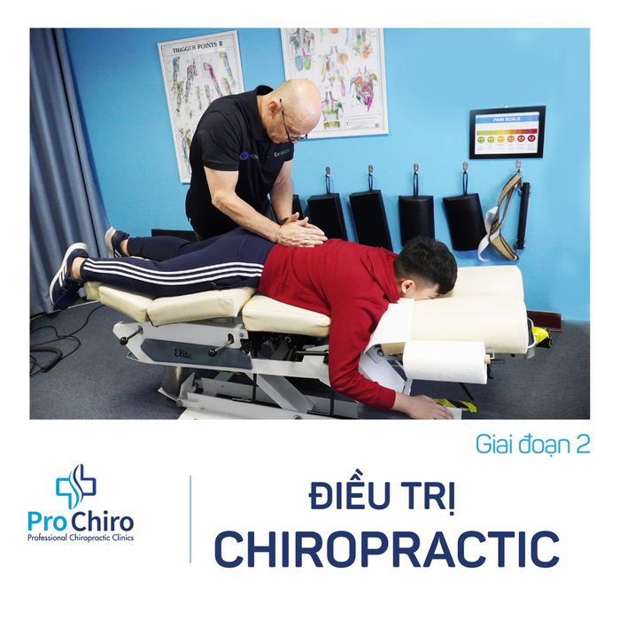 Hình ảnh bác sĩ thực hiện trị liệu tại ProChiro