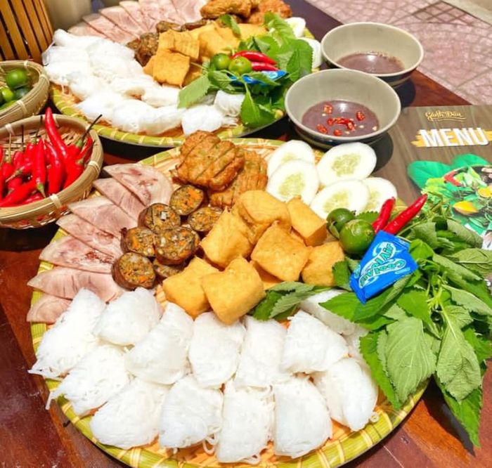 Hình ảnh mẹt bún đậu thơm ngon với đầy đủ topping tại Lê Gia