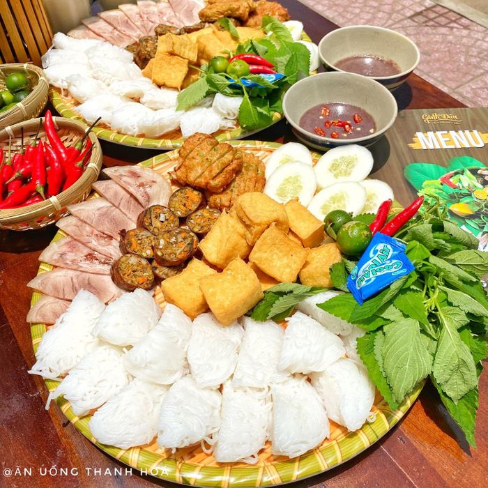 Hình ảnh mẹt bún đậu thơm ngon tại Gánh Đậu