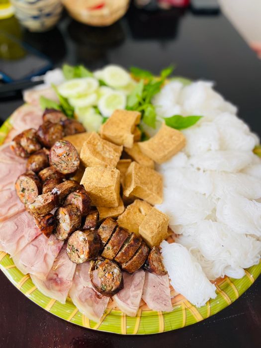 Hình ảnh mẹt bún đậu thịnh soạn với đầy đủ topping tại Gánh Đậu