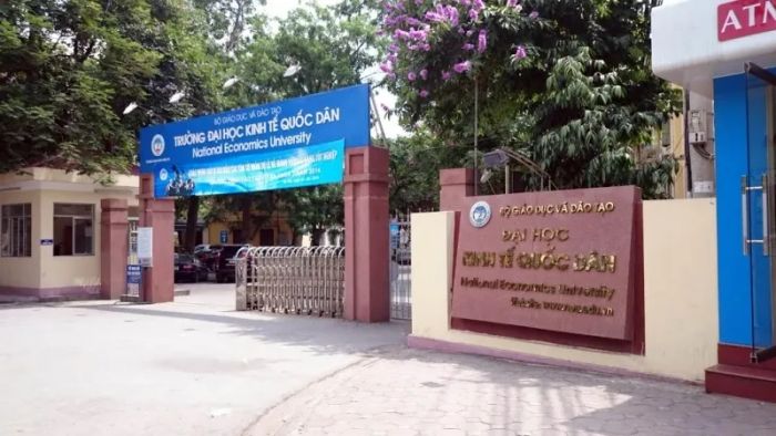 Toàn cảnh khuôn viên xanh mát của Đại học Kinh tế Quốc dân
