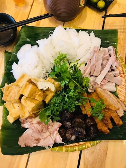 Hình ảnh nguyên liệu tươi ngon được chế biến tỉ mỉ tại Hoàng Long