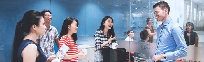 Giảng viên và học viên trong giờ luyện thi tại Trung tâm Vstep Việt Nam