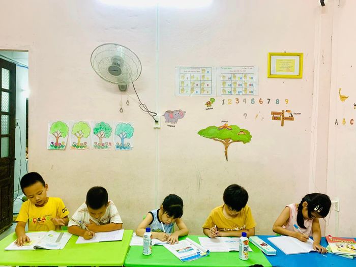 Lớp Cô Vi ảnh 2