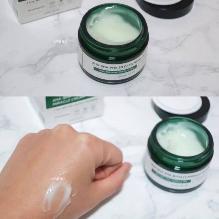 Some By Mi 30 Days Miracle Cream (Ảnh 2) - Kết cấu kem mỏng nhẹ nhưng mạnh mẽ, thẩm thấu nhanh mang lại hiệu quả rõ rệt chỉ sau 4 tuần sử dụng.