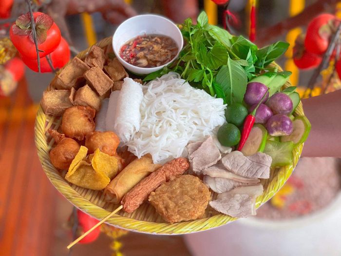 Hình ảnh không gian ấm cúng và món ngon đặc trưng tại Bún Đậu Lana