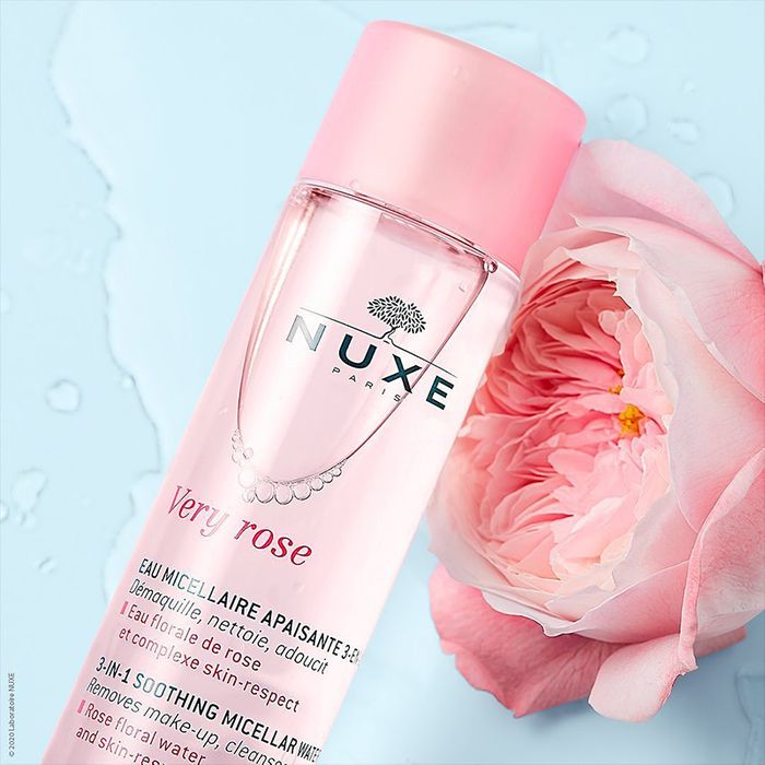 Hình ảnh thực tế Nuxe Very Rose - Thiết kế chai sang trọng màu hồng phấn với dung dịch trong suốt
