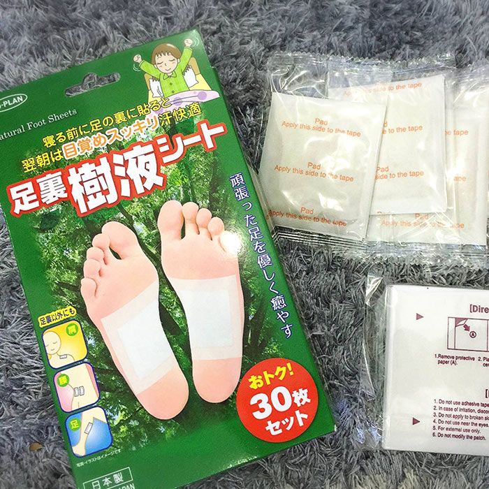 Hình ảnh trực quan về Miếng dán Kenko Detox - minh chứng rõ nét cho quá trình thải độc ấn tượng qua màu sắc thay đổi sau mỗi lần sử dụng.